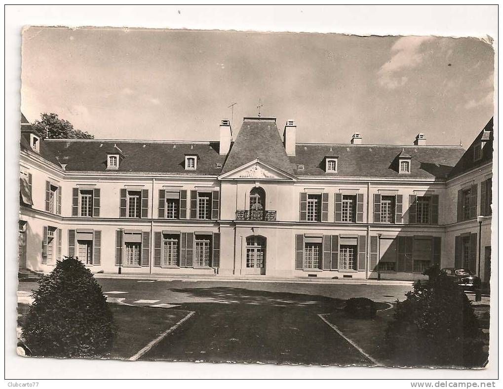 Le Mesnil-Saint-denis (78) : Cour D'Honneur Du Châteaude Verriere De La MGEN Environ 1950 (animée). - Le Mesnil Saint Denis