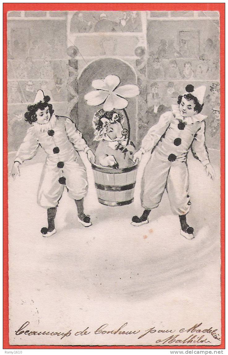 Deux Jolis Pierrot, Transportant Une Petite Cochonne.  Porte-Bonheur.  Fond De La Carte, Personnages Et Orchestre. 1904. - Varkens