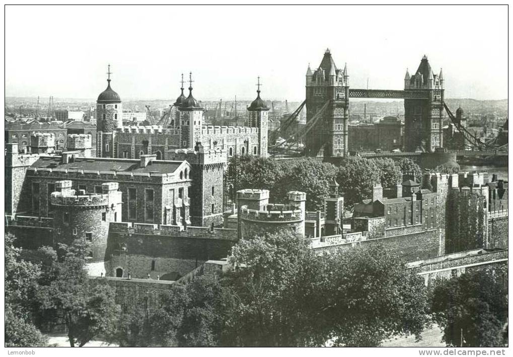 Britain United Kingdom - The Tower And Tower Bridge, London Real Photo Postcard [P1426] - Tower Of London