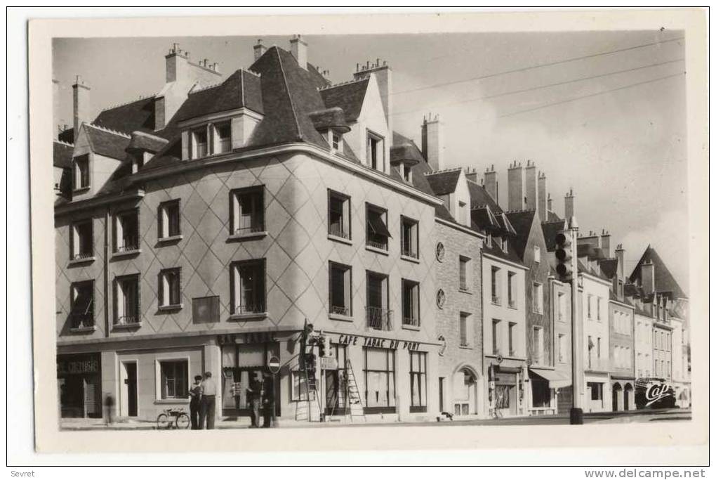 GIEN. - Quai Joffre. Café-Tabac Du Pont. CPSM 9 X 14 - Gien