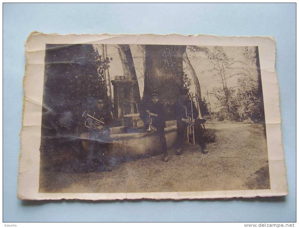 Carte Photo : 3 Personnes Trombone, Tuba... Instruments De Musique Assis Sur Une Fontaine ( Dans Un Lot De L´Aube ) - Music