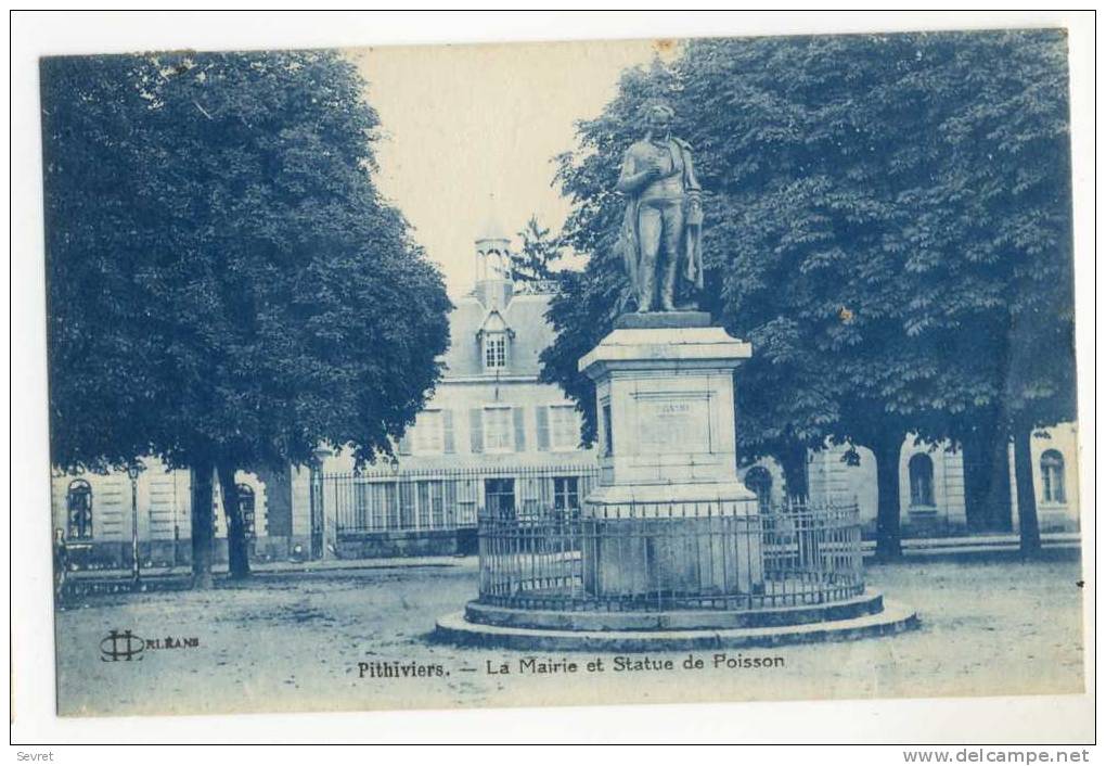 PITHIVIERS. - La Mairie Et Statue De Poisson - Pithiviers