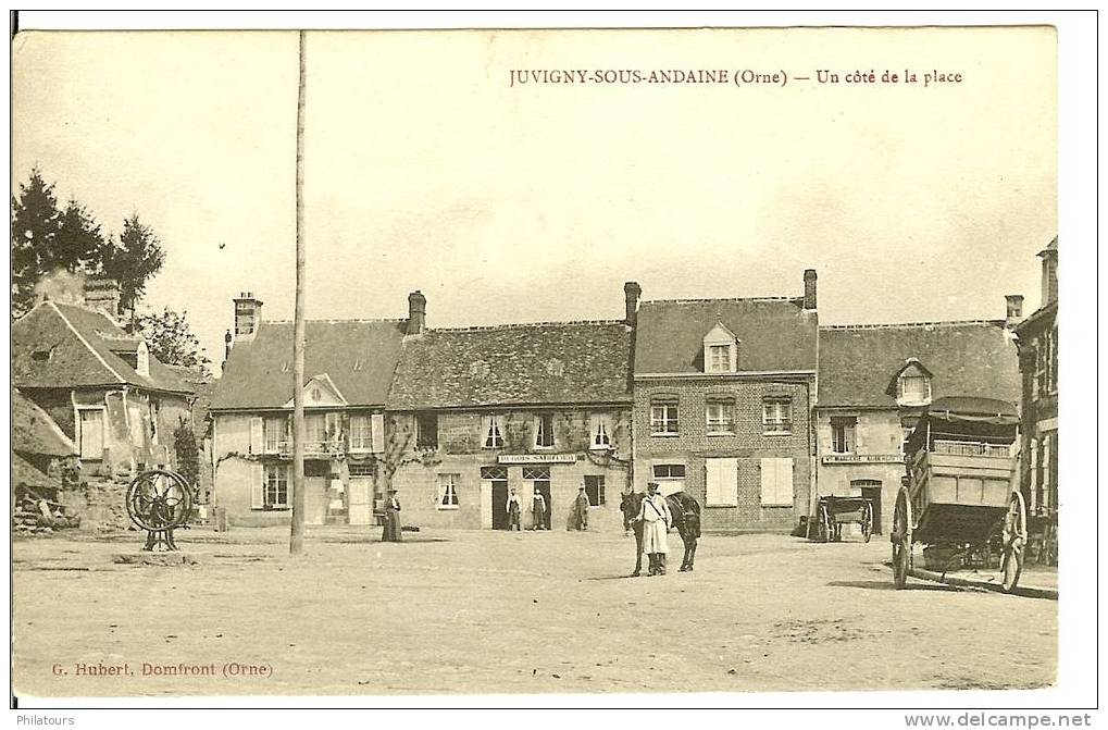 JUVIGNY-SOUS-ANDAINE  -  Un Côté De La Place   (puits, Carrioles) - Juvigny Sous Andaine