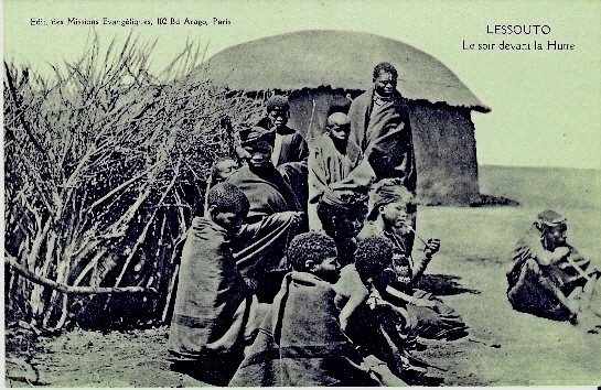 LESOTHO - (LESSOUTO) - LE SOIR DEVANT LA HUTTE - Lesotho