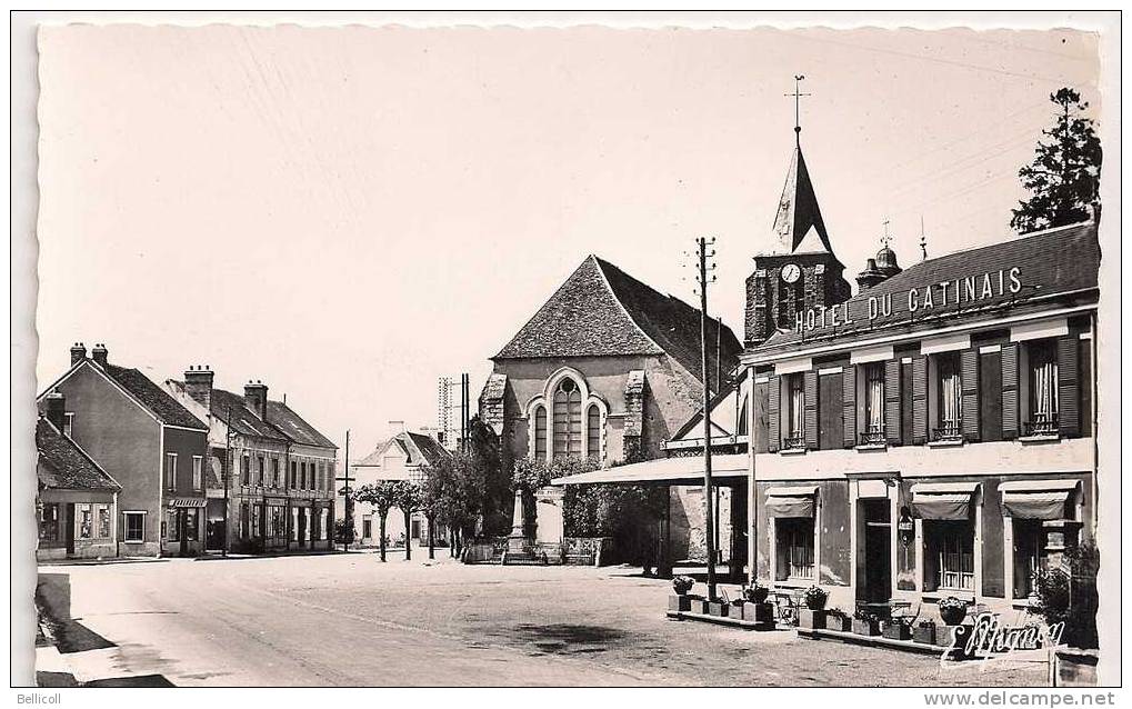 6945 - SAINT - VALERIEN (Yonne)  Place Du Marché - Saint Valerien