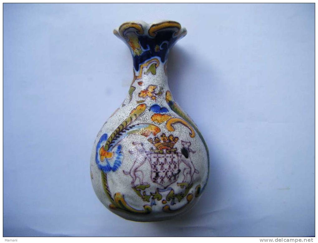 lot de 2 petits vases  faience ----(desvres sous reserve-hauteur 12 cm environ- .-signature par une croix la baule 1874