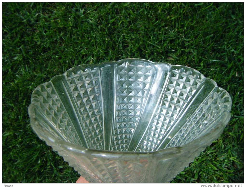 Atypique Vase Conique En Verre A Mettre Sur Un Support  Hauteur 22cm -- -diametre 12 Cm -diametre Du Fond 1.5cm- - Glass & Crystal