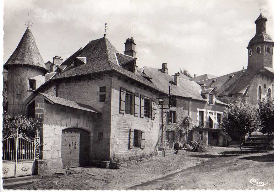 TREIGNAC - Place Des Pénitents - Treignac