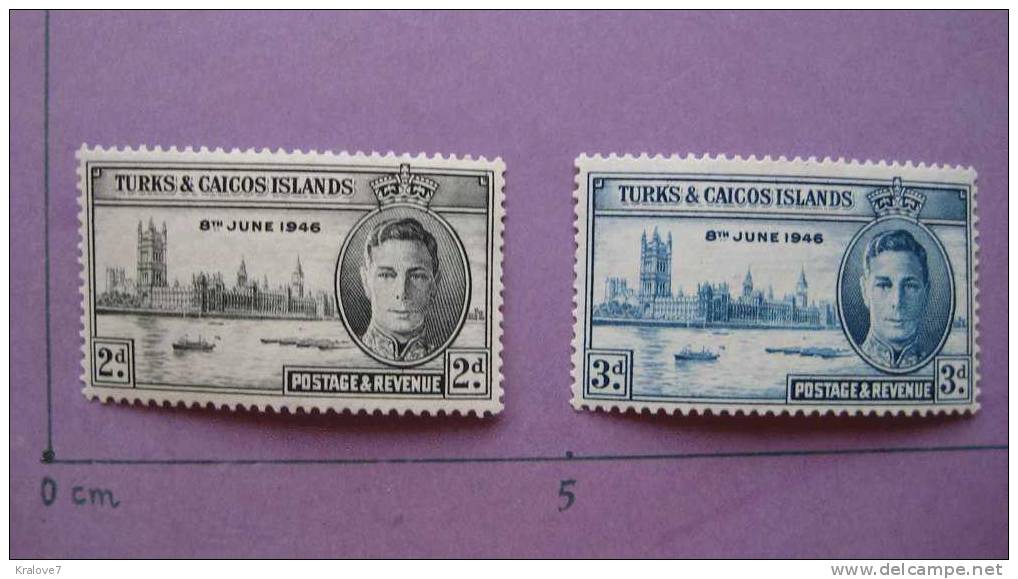 TURKS CAICOS. 2 TIMBRES. NEUF. 1946 VICTOIRE IIGM. ARCHITECTURE. PARFAIT ÉTAT, AVEC CHARNIERE. - Turks- En Caicoseilanden