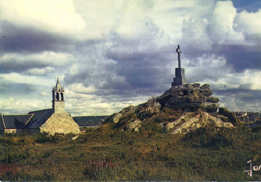 CPM De Plouguerneau   La Croix Des Naufragés Et La Chapelle Saint Michel - Plouguerneau