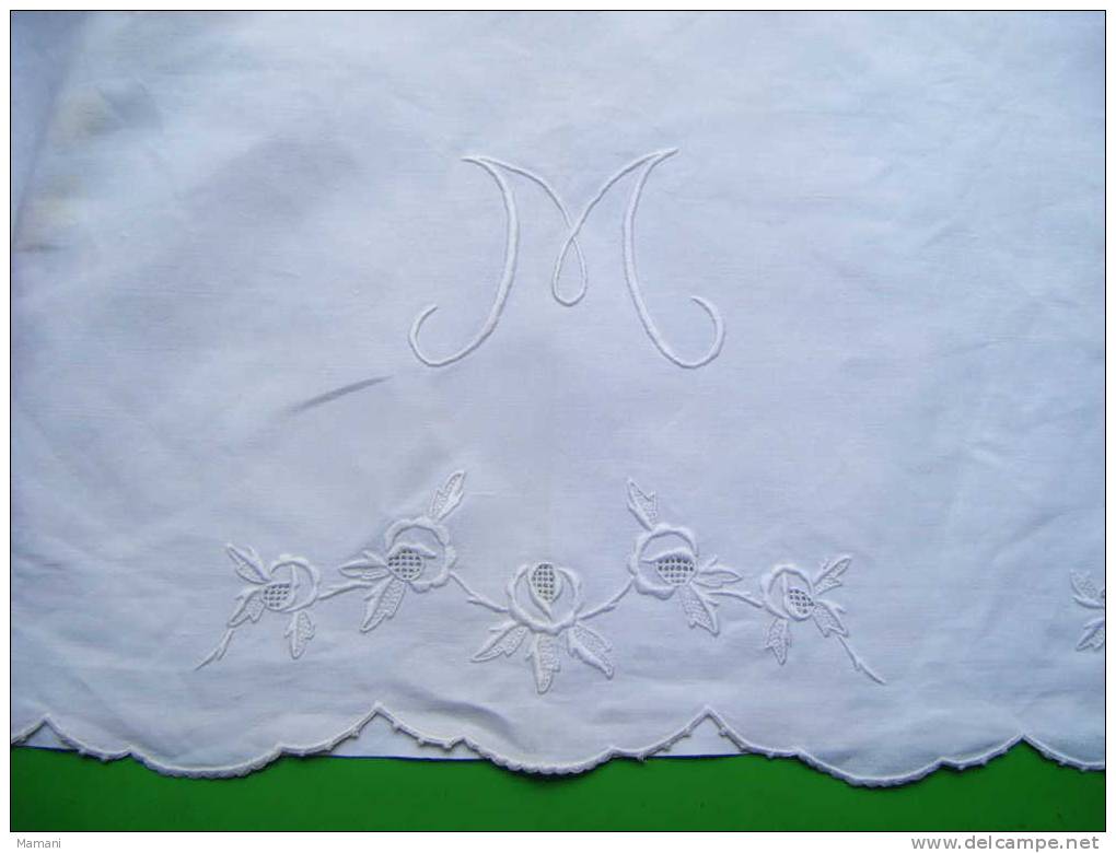 Piece De Tissu Blanc  Monogramme M Avec De Tres Belles Broderies 135x 88cm - Other & Unclassified