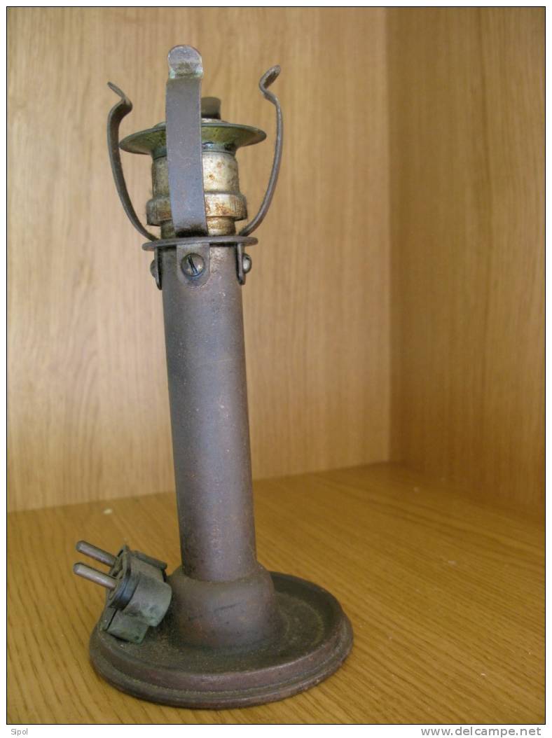 Autres & non classés - Lampe de chevet confectionnée par un bricoleur à  partir d une douille ( ? )Militaria