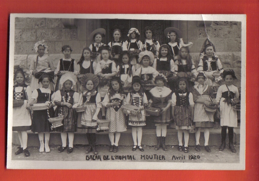 M529 Carte-Photo. Moutier Bazar De L'Hôpital Avril 1920 Fillettes Costume.Non Circ. Mühlethaler.Cassure Angle Sup. Droit - Moutier