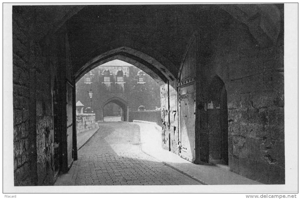 7627     Regno  Unito  Tower Of  London  Byward Gate  View  Looking  Outwards  Across  The Moat  To The Middle Tower  NV - Tower Of London