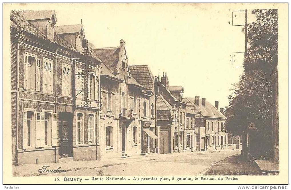 62.  BEUVRY.  ROUTE NATIONALE. AU PREMIER PLAN,A GAUCHE,LE BUREAU DE POSTE. GROS PLAN. - Beuvry