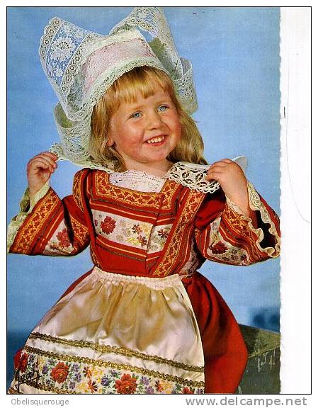 29 - TYPES BRETONS - COSTUMES DE FOUESNANT BENODET ENFANT COIFFE DENTELLE   N°20567- SM Dentélée  1964 - La Forêt-Fouesnant