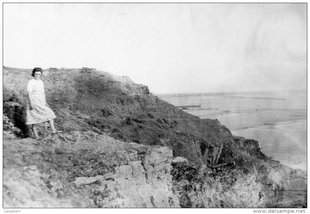 CARTERET (50) Photographie Femme Sur Le Chemin Des Douaniers - Carteret