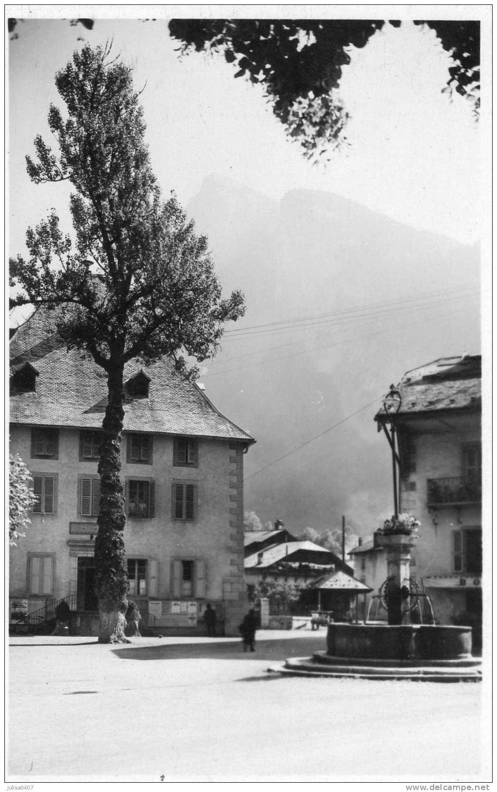 SAMOENS (74) Place Fontaine - Samoëns