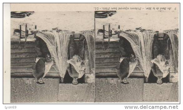 AU BORD  DE LA MER  PECHEURS  REPARANT  LEURS FILETS LL - Stereoscope Cards