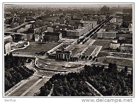 CPM ALLEMAGNE - BERLIN - Brandenburger Tor - Blick In Den Sowjetsektor Parizer Platz - Porte De Brandebourg