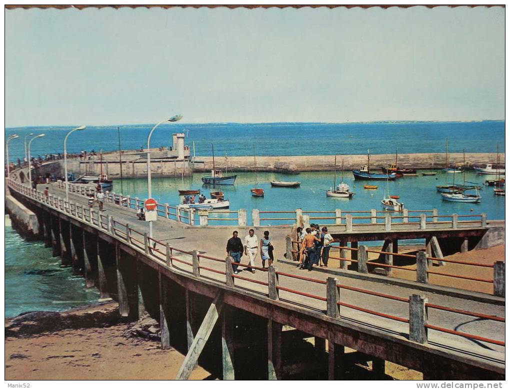 44 - THARON-PLAGE - Le Port (la Jetée). (CPSM) - Tharon-Plage