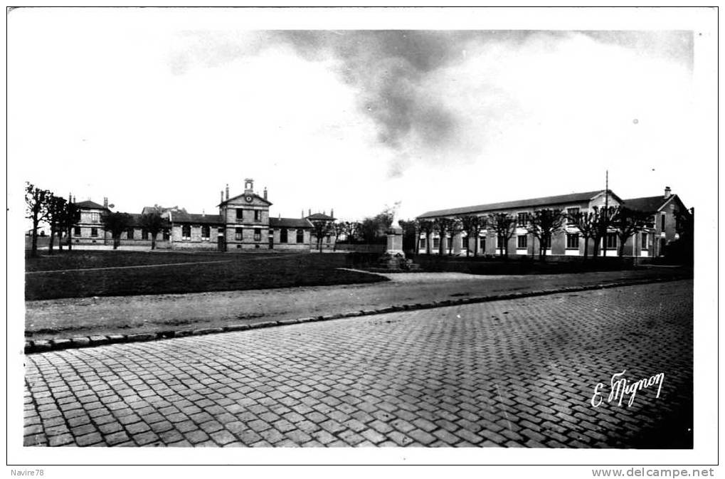 77 FONTENAY TRESIGNY  SALLE DES FETES, DISPENSAIRE Et ECOLES. - Fontenay Tresigny