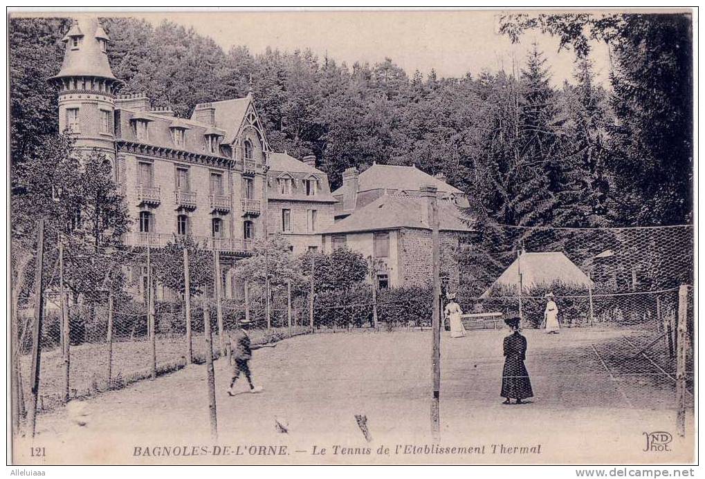 CPA SPORT/TENNIS/  Belle Carte Postale FRANCE BAGNOLES DE L'ORNE Tennis Les Courts Animée TBE - Tennis