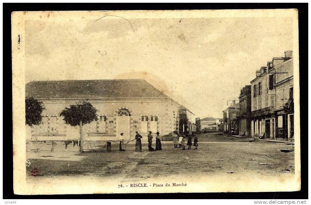 CPA  ANCIENNE- FRANCE- RISCLE (32)- LA PLACE DU MARCHÉ AVEC BELLE ANIMATION- COMMERCES- LINGE ETENDU- - Riscle