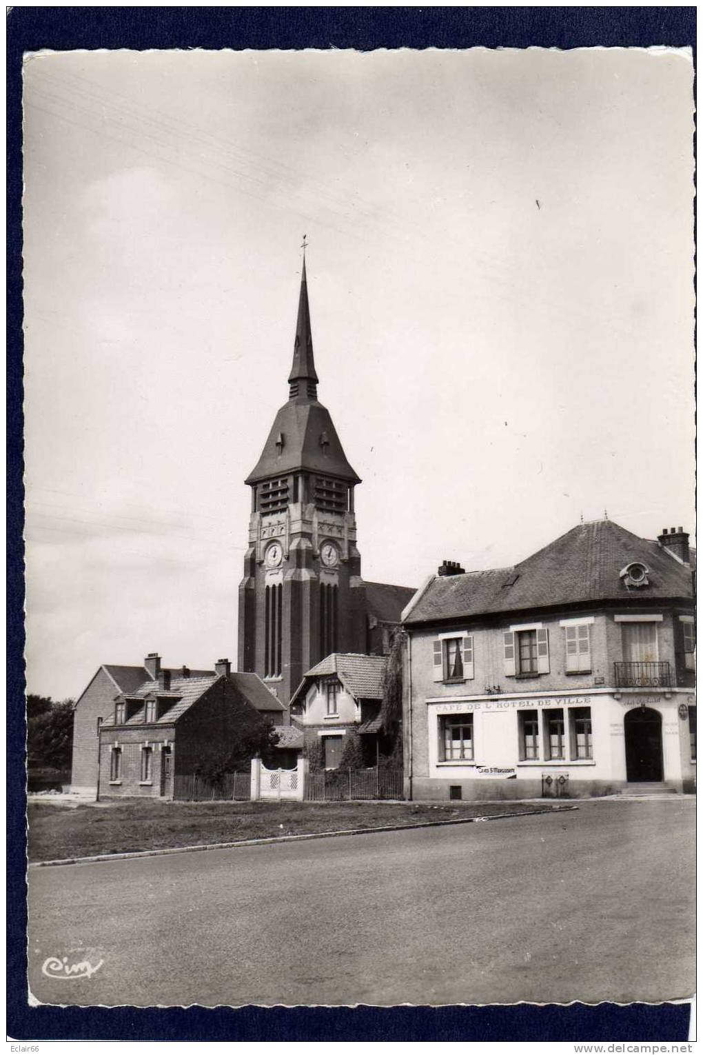 80 VILLERS-BRETONNEUX  CAFE DE L'HÔTEL DE VILLE  L' EGLISE   CPSM GRD Format Dentellée Année 1960 - Villers Bretonneux