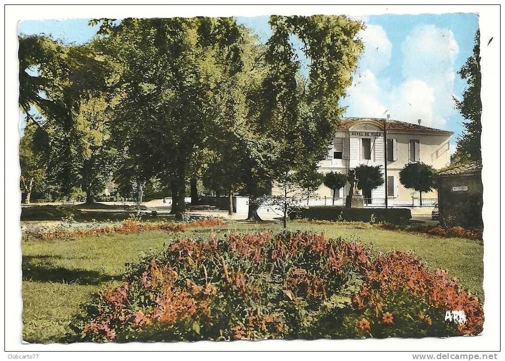 Tonneins (47) : La Mairie Dans Ses Jardins Env 1964. - Tonneins