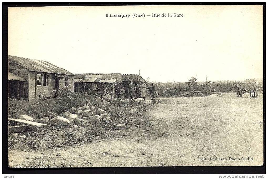 CPA  ANCIENNE- FRANCE- LASSIGNY (60)- RUE DE LA GARE- BARRAQUES EN BOIS AVEC ANIMATION- ATTELAGE AGRICOLE - Lassigny