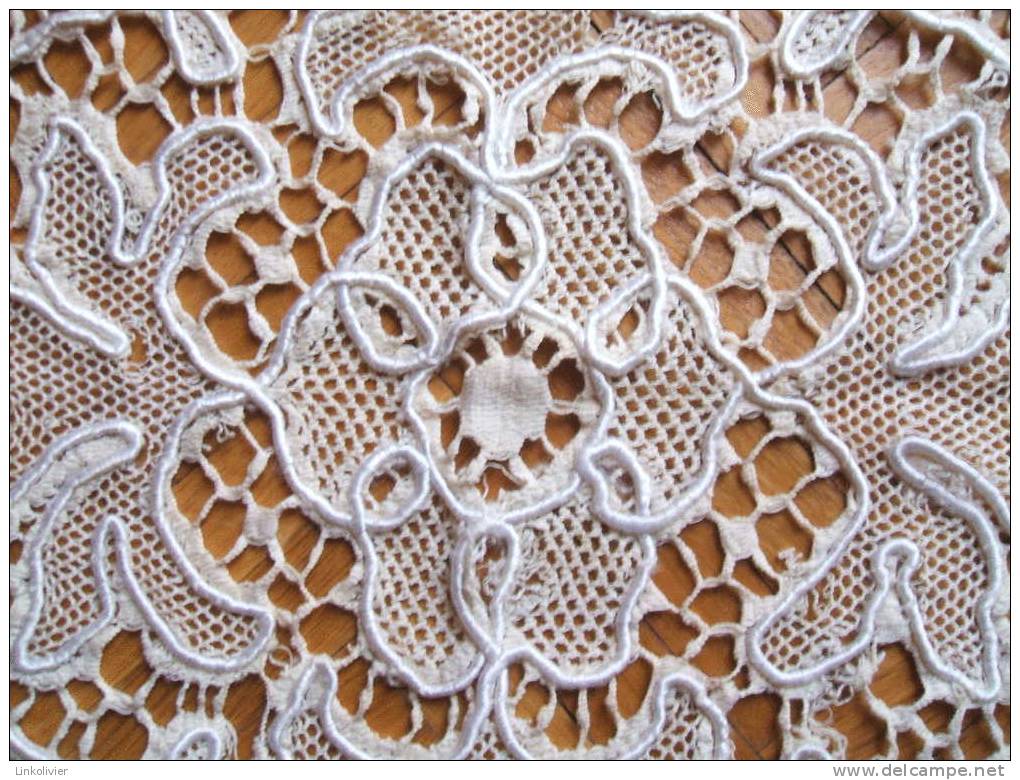 Magnifique NAPPERON Ancien En DENTELLE Et BRODERIES - Spitzen Und Stoffe