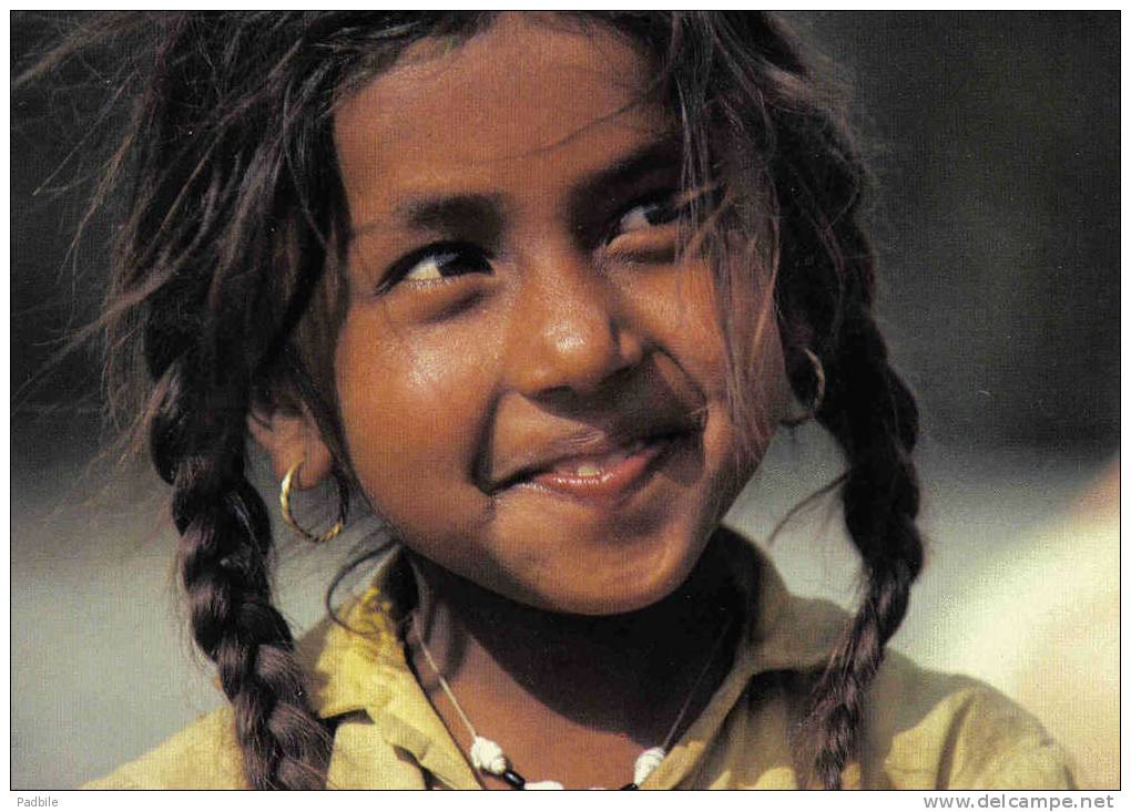 Carte Postale Asie Népal Naudanda   Petite Fille Népalaise Trés Beau Plan - Népal