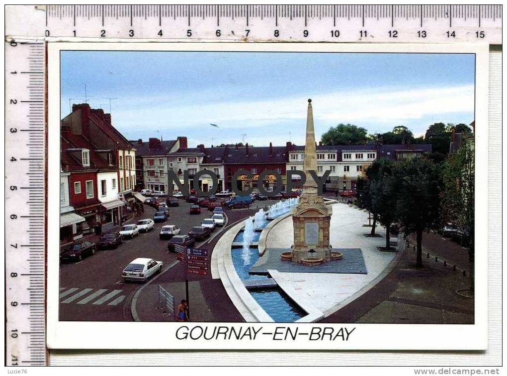 GOURNAY EN BRAY -  Vue Générale De La Place - La Fontaine  Et Les Jets D'Eau - Gournay-en-Bray