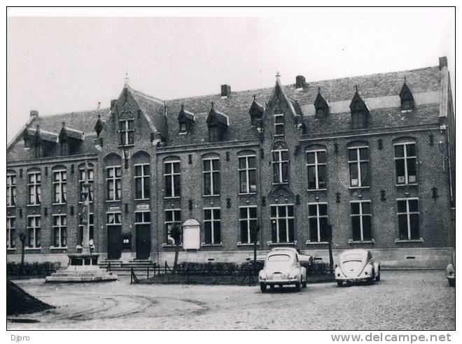 Beernem  Het Gemeentehuis   En Vroeger Rijkswachtgebouw   Oldtimer / Car  Vw Kever - Beernem