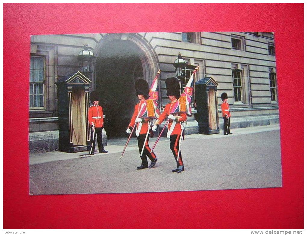 CPA-ANGLETERRE-LONDON-CHANGING THE GUARD IN THE FORECOURT OF BUCKINGHAM PALACE- VOYAGEE 1968 TIMBRE-PHOTO RECTO / VERSO - Buckingham Palace