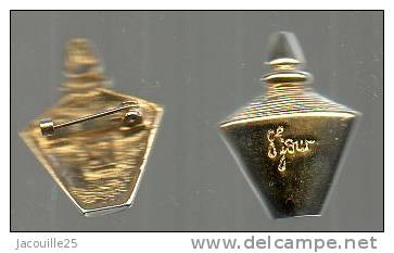 PINS PIN'S BROCHE PARFUM YR 8eme JOUR EN RELIEF - Perfume