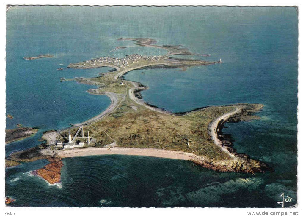 Carte Postale 29. Île De Sein  Et Le Phare Vue D'avion Trés Beau Plan - Ile De Sein