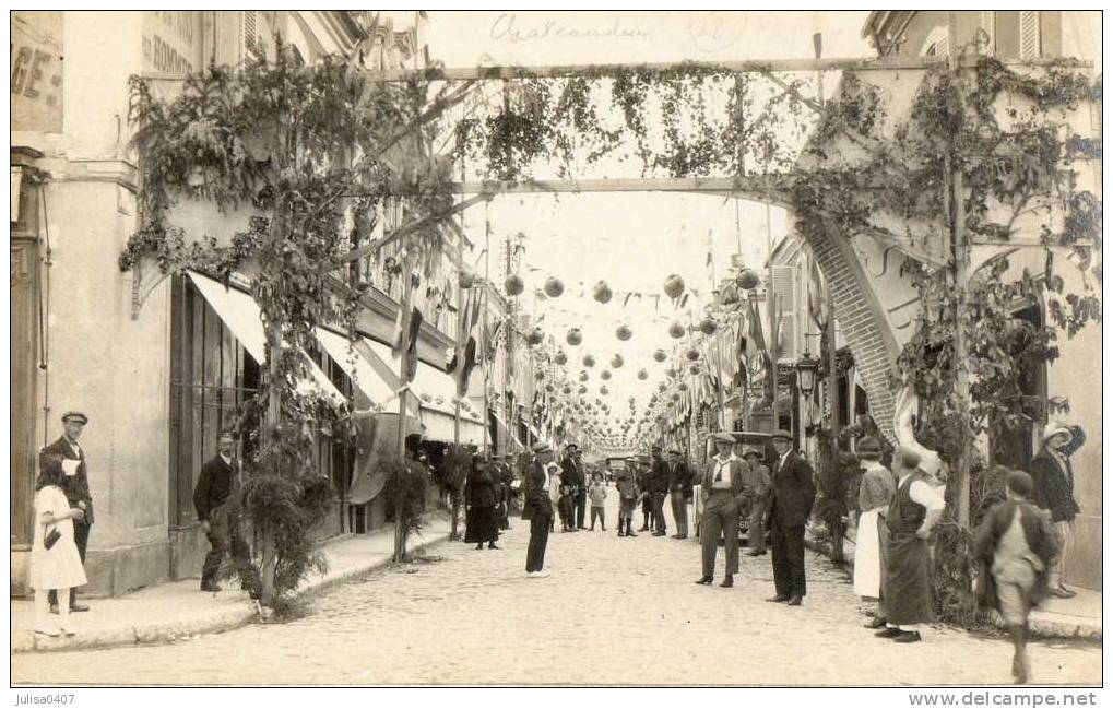 CHATEAUDUN (28) Carte Photo Fete Arc De Triomphe Rue Animée - Chateaudun