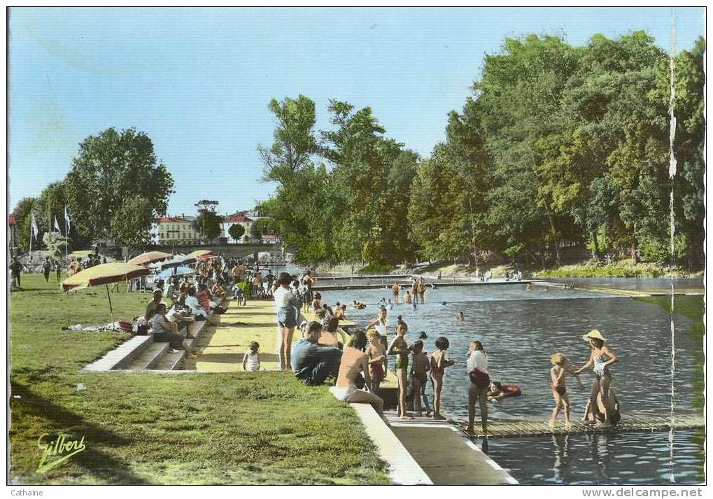 16 . JARNAC . LA PLAGE  A L HEURE DU BAIN  ( Pli Sur Cote Carte ) - Jarnac