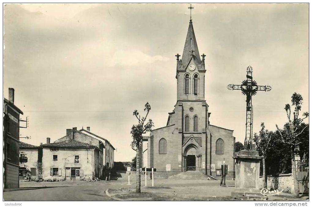 43 LOUDES PLACE DE L'EGLISE ET LA CROIX - Loudes