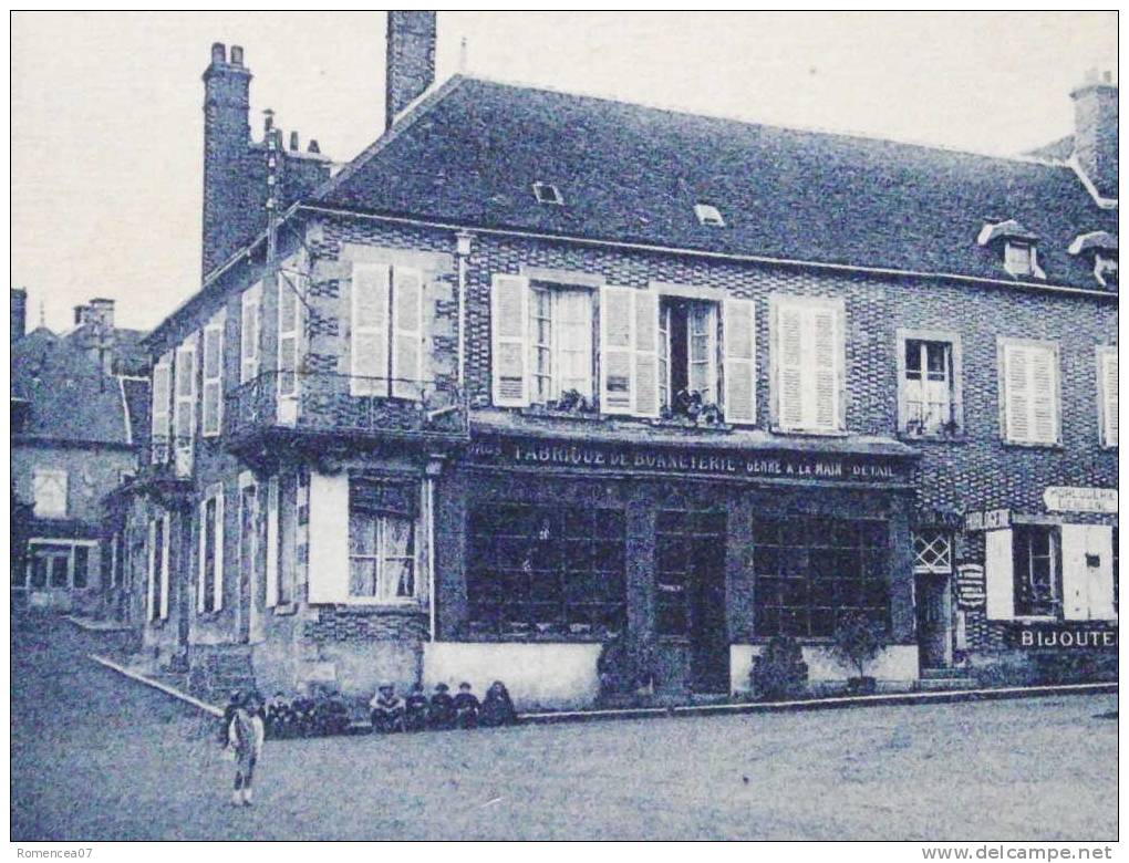 SAINT-AMAND-en-PUISAYE (Nièvre) - La Place - Bonneterie - Charcuterie - Commerces - Animée - Non Voyagée - Saint-Amand-en-Puisaye