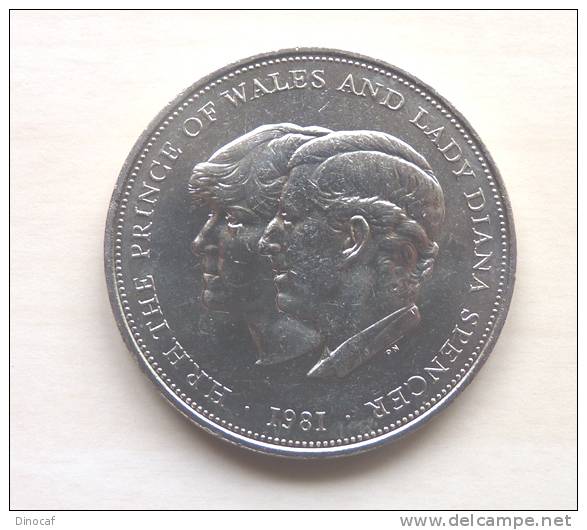 1981 Commemorative Crown Coin For The Royal Wedding,  Between Charles, Prince Of Wales And Lady Diana Spencer. - Royal/Of Nobility