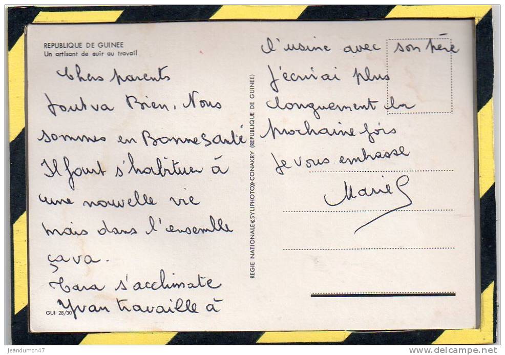 REPUBLIQUE DE GUINEE. - . UN ARTISANT DE CUIR AU TRAVAIL - Guinea