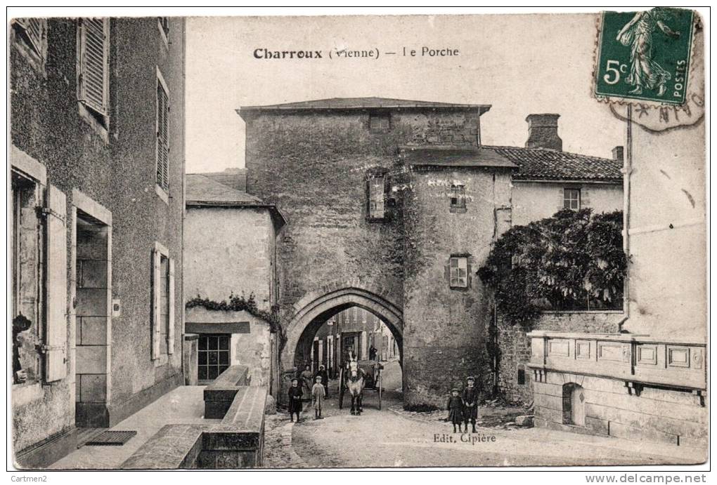 CHARROUX LE PORCHE ANIME ATTELAGE - Charroux