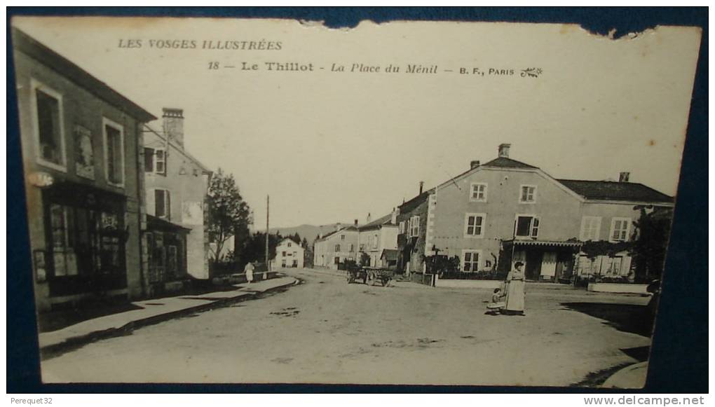 LE THILLOT.Place Du Ménil.Cpa,voyagé,2 Petits Manques Partie Sup,animée - Le Thillot