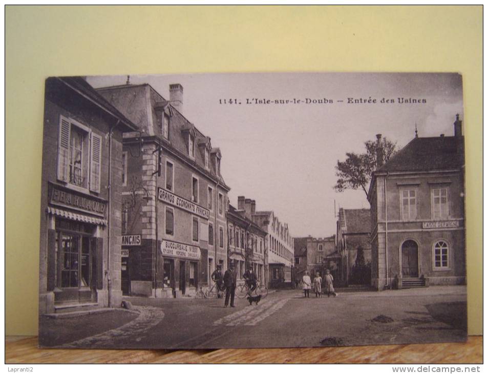 ISLE-SUR-LE-DOUBS (DOUBS) LES COMMERCES. LES MAGASINS. LES BANQUES. LES PHARMACIES. ENTREE DES USINES - Isle Sur Le Doubs