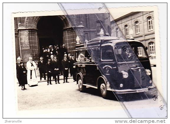 NOEUX LES MINES -  CORBILLARD PEUGEOT D4  (carrosserie CHENARD Et WALKER) Devant L ´église - Noeux Les Mines