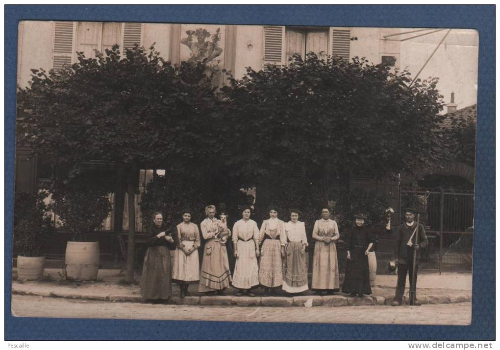 CARTE PHOTO ANIMEE D'UN RESTAURANT A LOCALISER - BACCHUS PEINT SUR LA FACADE - PEUT-ETRE EN NORMANDIE D'APRES LE LOT ??? - Restaurants