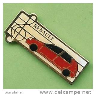 PINS RENAULT 19 ROUGE CLE A MUSIQUE AVEC PORTEE - Renault